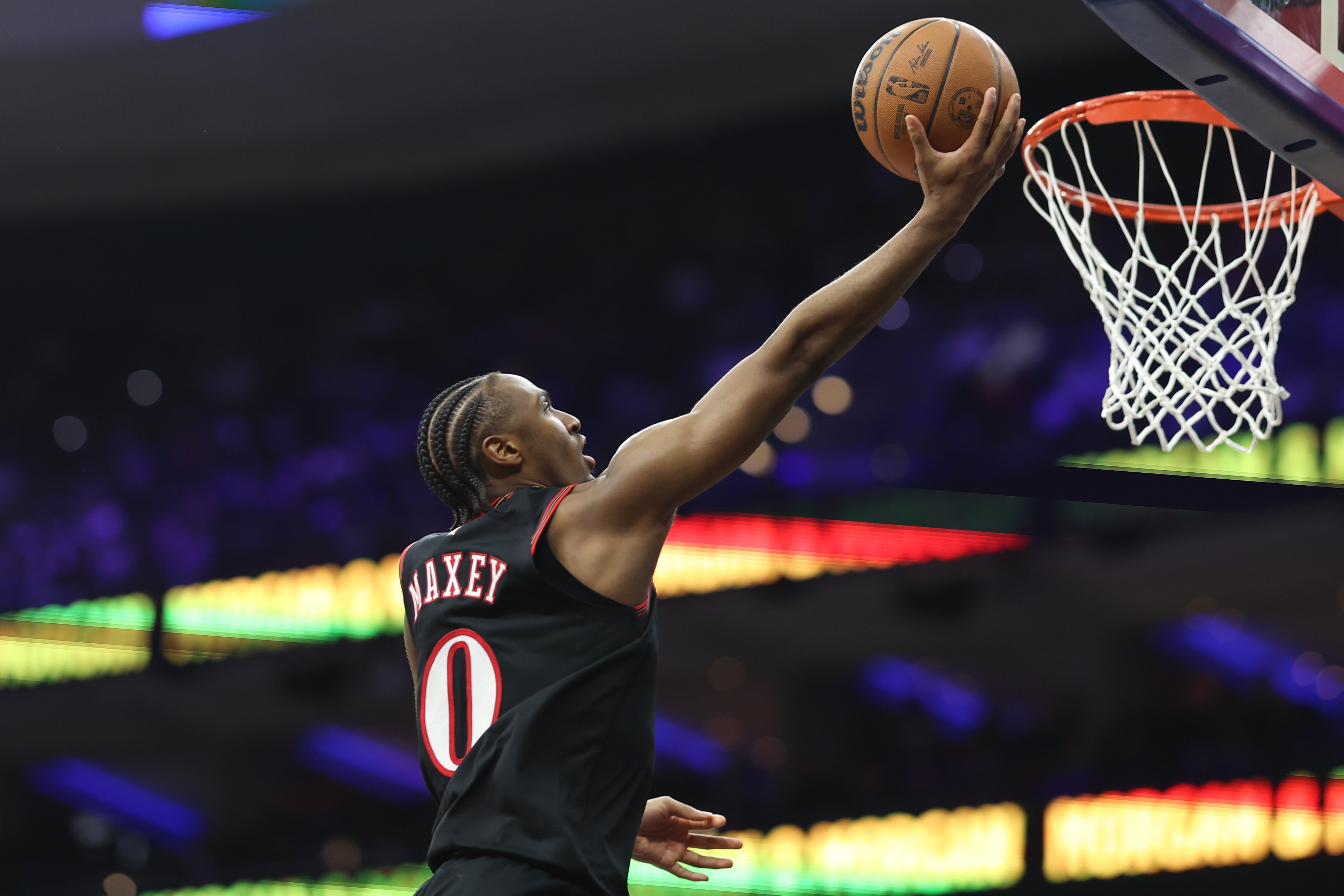 外线失准！马克西22中8拿到25分6助3帽 三分10中2